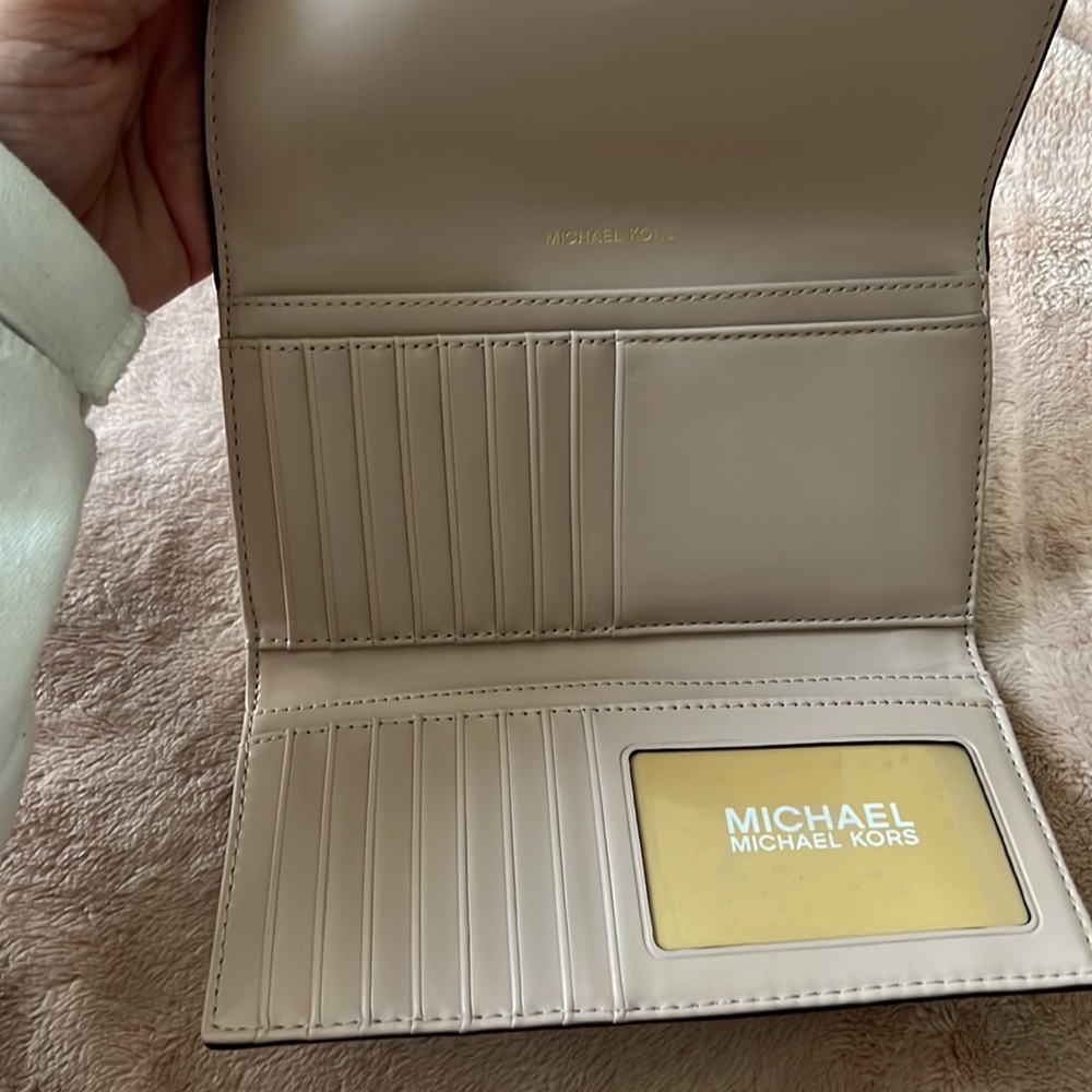 Michael Kors light pink trifold wallet - Picture 4 of 4